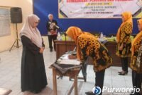 Bupati Yuli Hastuti mengukuhkan pengurus Kopwan Srikandi Kabupaten Purworejo periode 2026–2028.