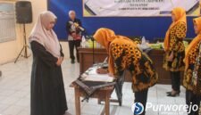 Bupati Yuli Hastuti mengukuhkan pengurus Kopwan Srikandi Kabupaten Purworejo periode 2026–2028.