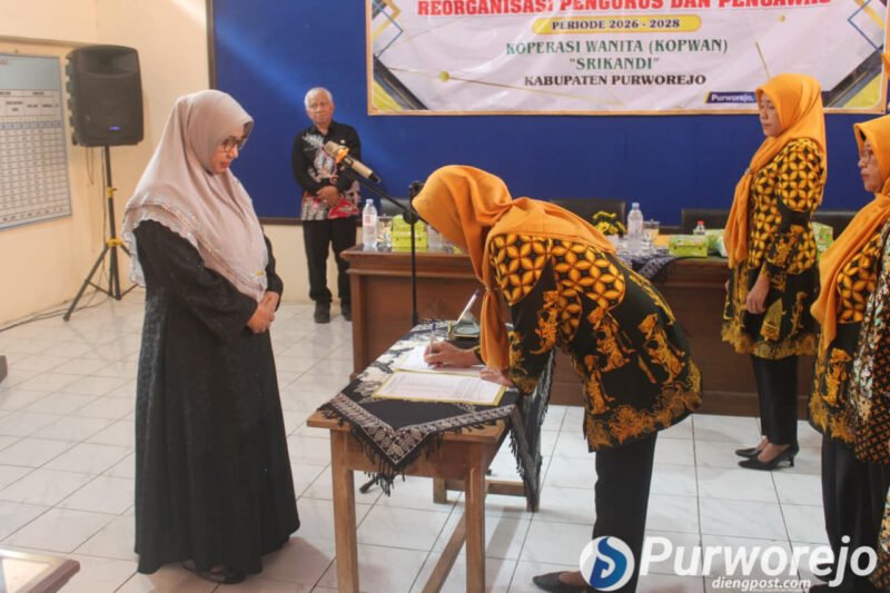 Bupati Yuli Hastuti mengukuhkan pengurus Kopwan Srikandi Kabupaten Purworejo periode 2026–2028.