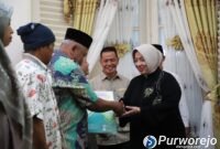 Proses penyerahan program bantuan RTLH dilakukan secara simbolis oleh Bupati Purworejo Yuli Hastuti pada Sabtu, 8 Agustus 2026.