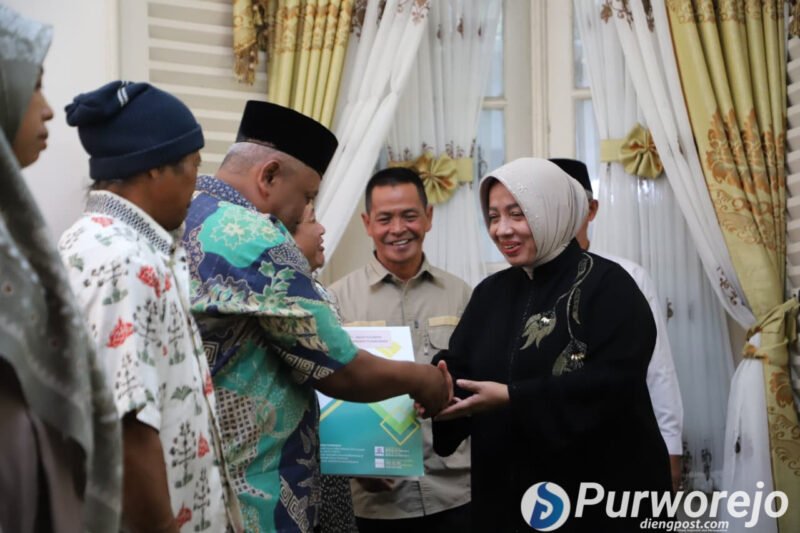 Proses penyerahan program bantuan RTLH dilakukan secara simbolis oleh Bupati Purworejo Yuli Hastuti pada Sabtu, 8 Agustus 2026.