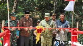 Peresmian salah satu pembangunan dalam program TMMD ke-129 Purworejo di Desa Watuduwur, Kecamatan Bruno.
