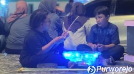 Wildan siswa kelas 6 SD asal Desa Pringgowijayan gigih menjajakan mainan kitiran lampu LED di alun alun Kutoarjo.