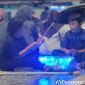 Wildan siswa kelas 6 SD asal Desa Pringgowijayan gigih menjajakan mainan kitiran lampu LED di alun alun Kutoarjo.