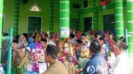 Tradisi walimahan saat pengajian peringatan maulid Nabi di Purworejo.