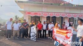 Bupati Purworejo Hj. Yuli Hastuti, S.H., membuka secara resmi jalan sehat Kemerdekaan di Baledono.