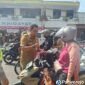 Aksi pembagian bendera Merah Putih yang dilakukan Badan Kesatuan Bangsa dan Politik (Kesbangpol) Kabupaten Purworejo kepada masyarakat, Selasa (11/8/2026).